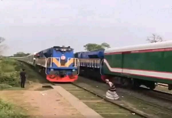 রাজশাহী  আড়ানী রেলস্টেশন বৃদ্ধের মৃত্যু স্তব্ধ এলাকাবাসী 