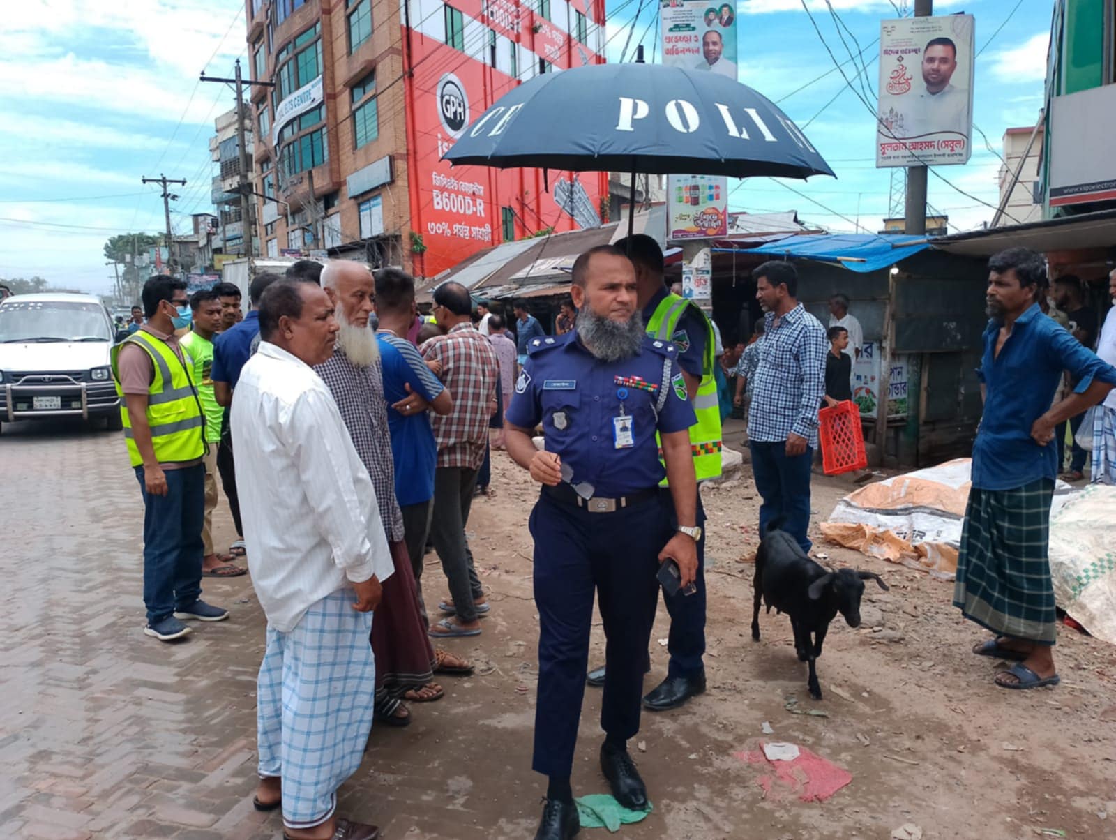 গোয়ালা বাজারে হাইওয়ে পুলিশ ও স্থানীয় প্রশাসনের উচ্ছেদ অভিযান